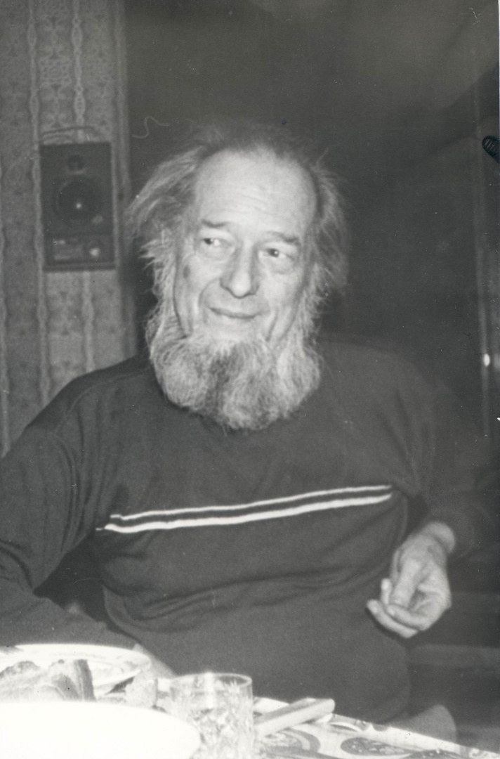 А.М.Давыдов (А.Луговой, А.Луговой-Давыдов, А. Михайлов) за несколько лет до смерти в своей усть-илимской квартире. Одно из последних прижизненных фото.