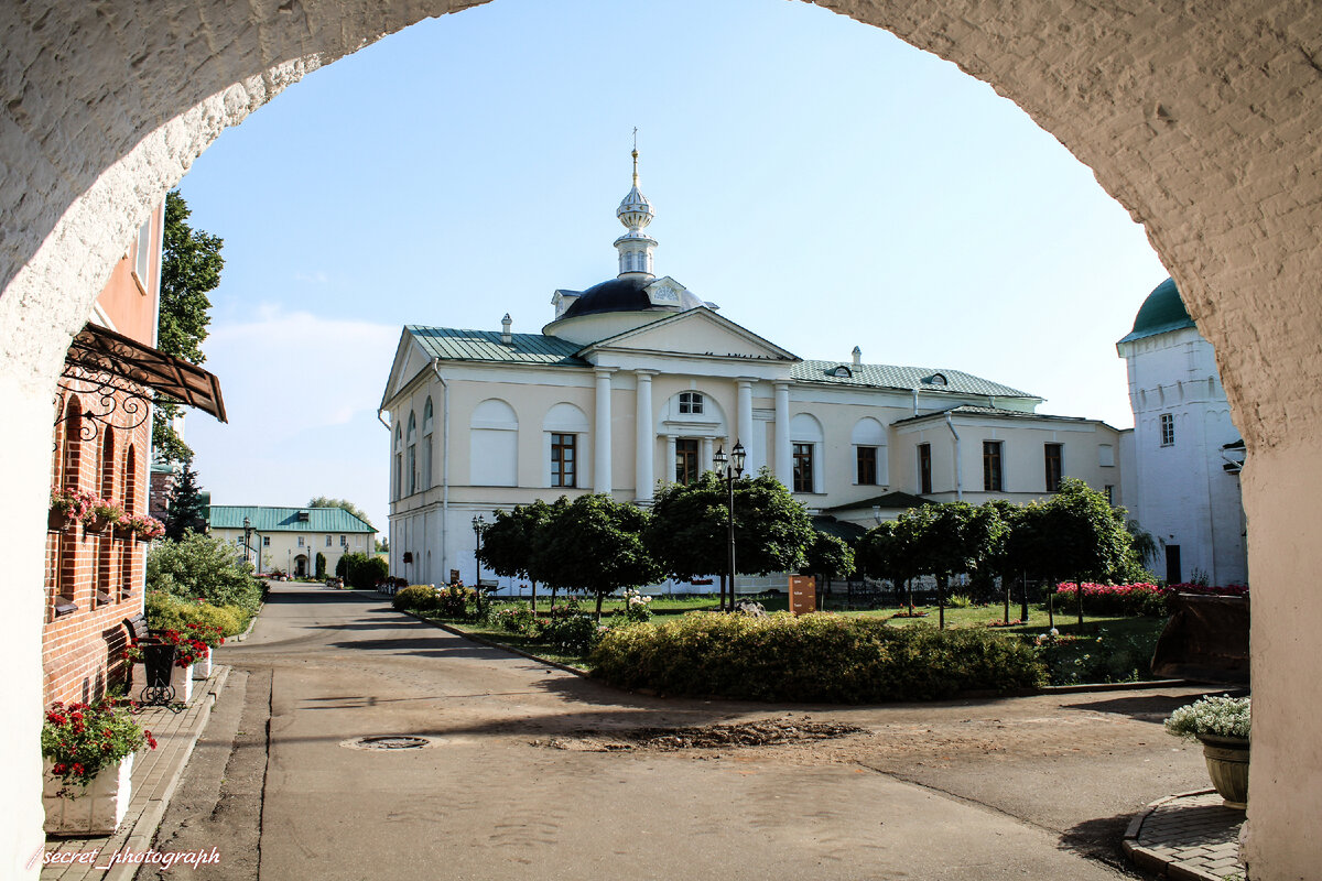 Из ворот Спасской башни на храм Сретенья Господня