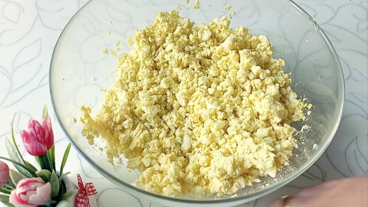 Измельчаем вареные яйца