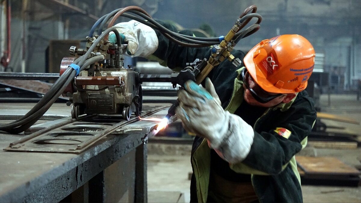 Газорезчик Невского судостроительно-судоремонтного завода (входит в #ОСК) Ильдус Гильфанов / Невский ССЗ