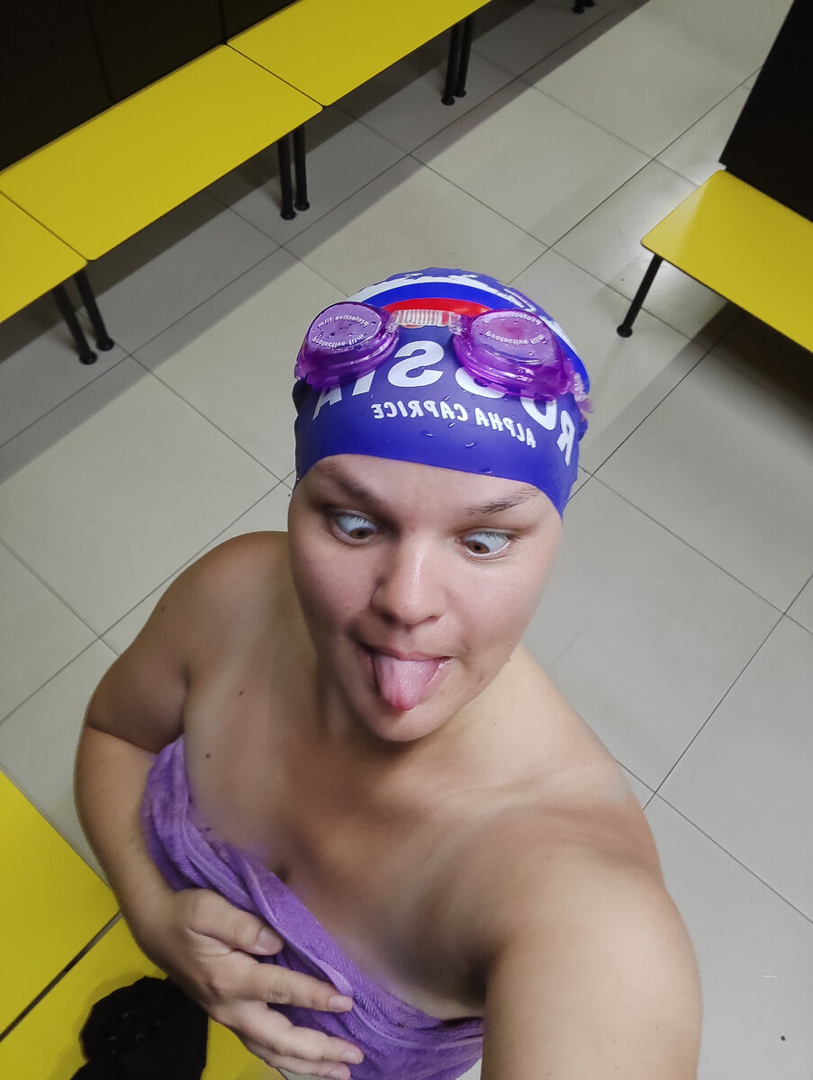 Я шапочку спецом задом наперёд надевала, чтоб надпись сзади была, но что-то пошло не так🤣🤣🤣