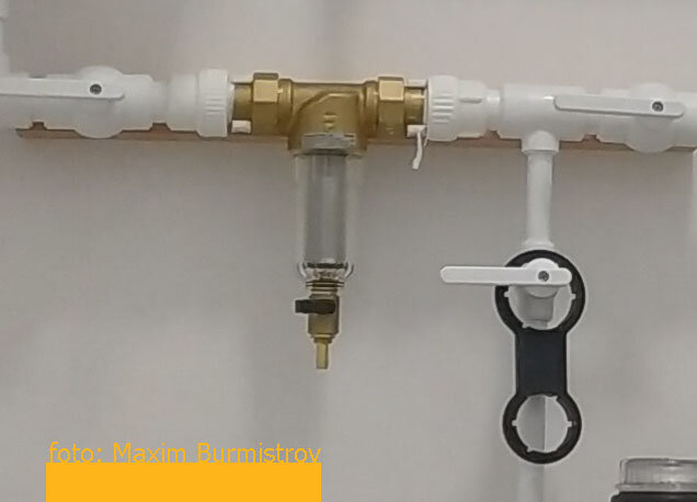 Фильтр Resideo, установленный в систему. Справа на шаровом кране виден пластиковый ключ, необходимый для откручивания колбы фильтра (входит в стандартный комплект поставки).