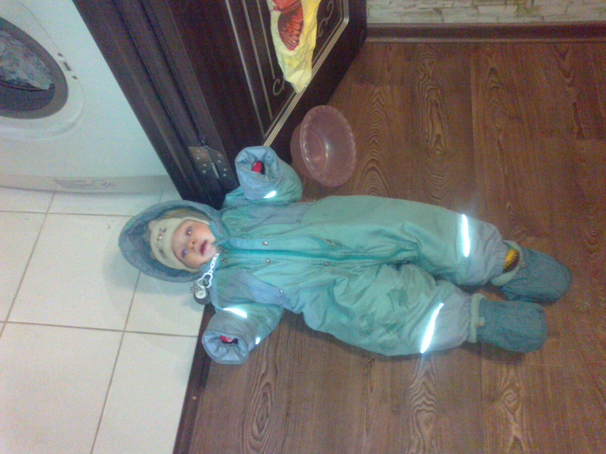 1 год. Собрались гулять. Андрюша психует и валяется на полу