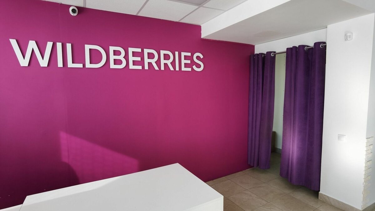     Пункты выдачи заказов Wildberries в Тюмени перешли на усиленный режим работы в преддверии 1 сентября. По словам сотрудников Wildberries, в пунктах заказов наблюдаются огромные очереди в примерочные.