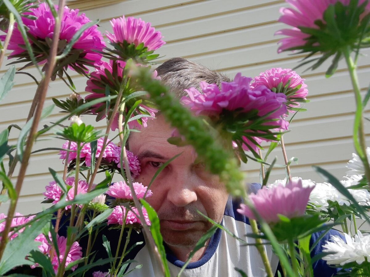 Автор канала в своем саду мечтает о пенсии