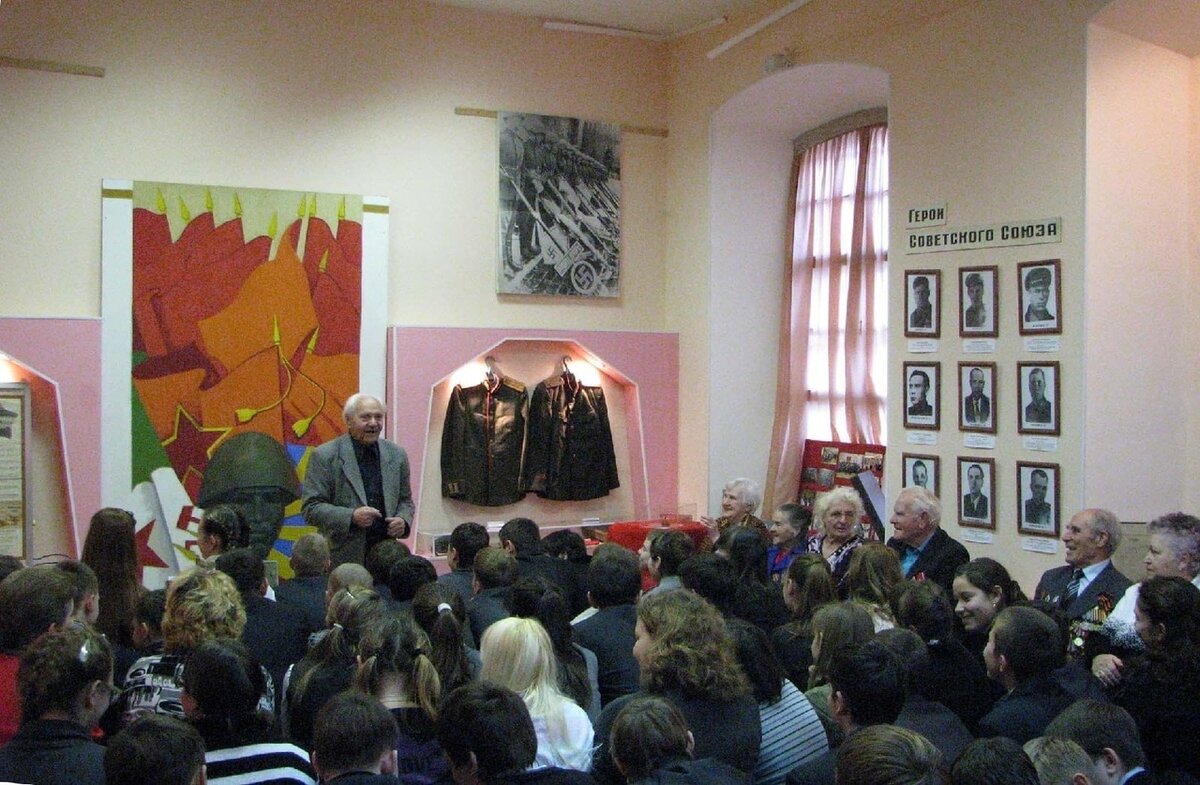 Ветеран делится воспоминаниями. Фото взято из свободного доступа в интернете.