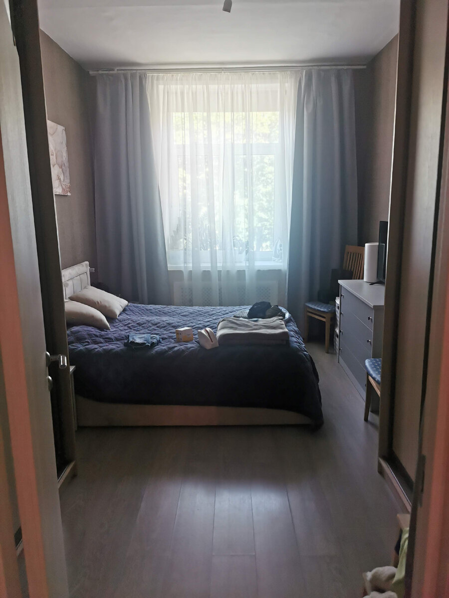 Так было до (немного переделала шторы, поставила мебель на ножки позже)