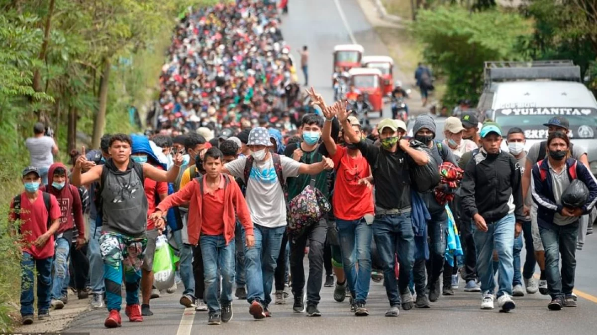 Караван мигрантов - гватемальцев, гондурасцев и сальвадорцев, двигающийся по Мексике в направлении границы США