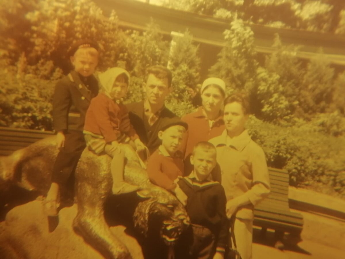 Наша фотография в зоопарке в середине 1960-х годов. Примерно - лето 1967 года.