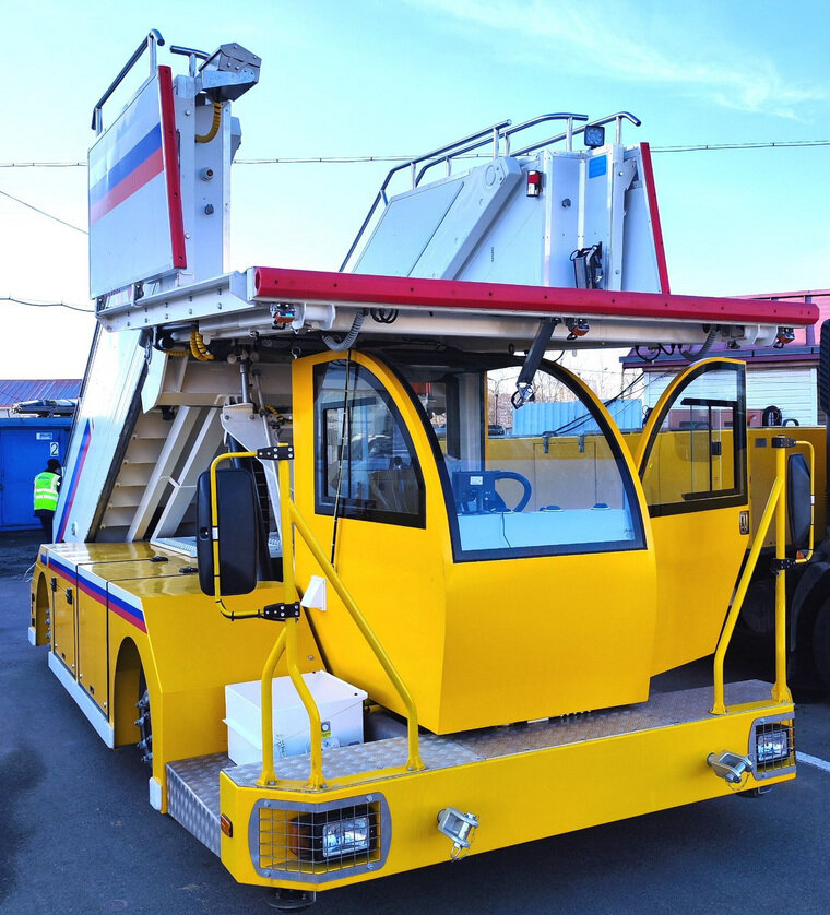    У машины имеется система автоматического контроля подъезда к самолету