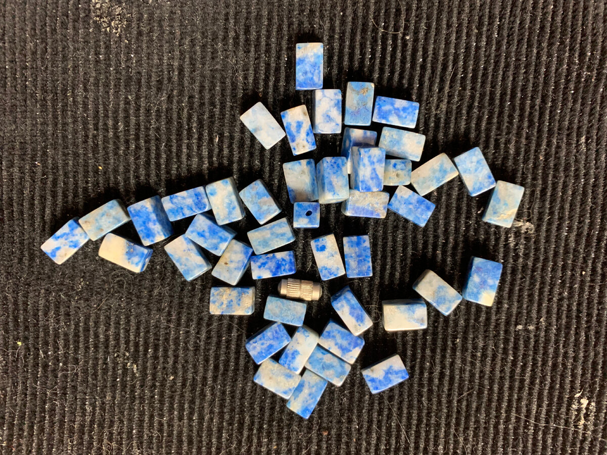 Вот так ко мне эти бусины из лазурита попали. 