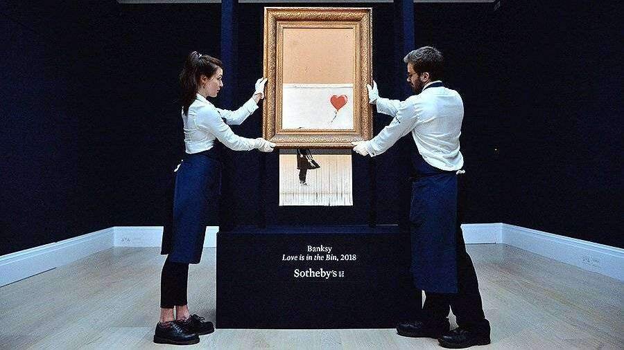 "Девочка с шаром", худ. Бэнкси. Работу выставили на аукцион Sotheby's и продали за $1,4 млн. После удара молотка полотно частично уничтожил шредер. Уцелевшая часть  получила название "Любовь в мусорной корзине". 