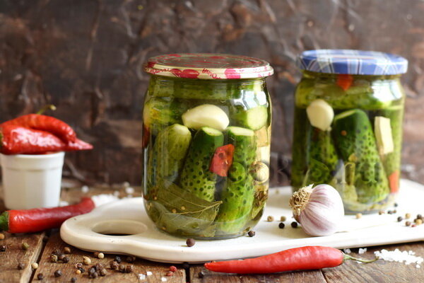 Чтобы  огурцы, заготовленные на зиму, получились крепкими и хрустящими,  добавьте в маринад немного водки. Из-за небольшого количества водка не  будет ощущаться в рассоле или маринаде.-11