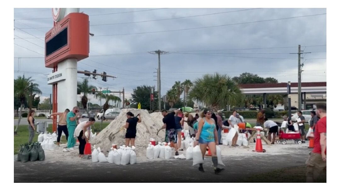 По состоянию на полдень вторника по меньшей мере 46 округов Флориды находятся в состоянии чрезвычайного положения, при этом в 23 округах издан приказ об эвакуации на фоне опасений, что штормовой нагон высотой до 15 футов может затопить прибрежные поселения