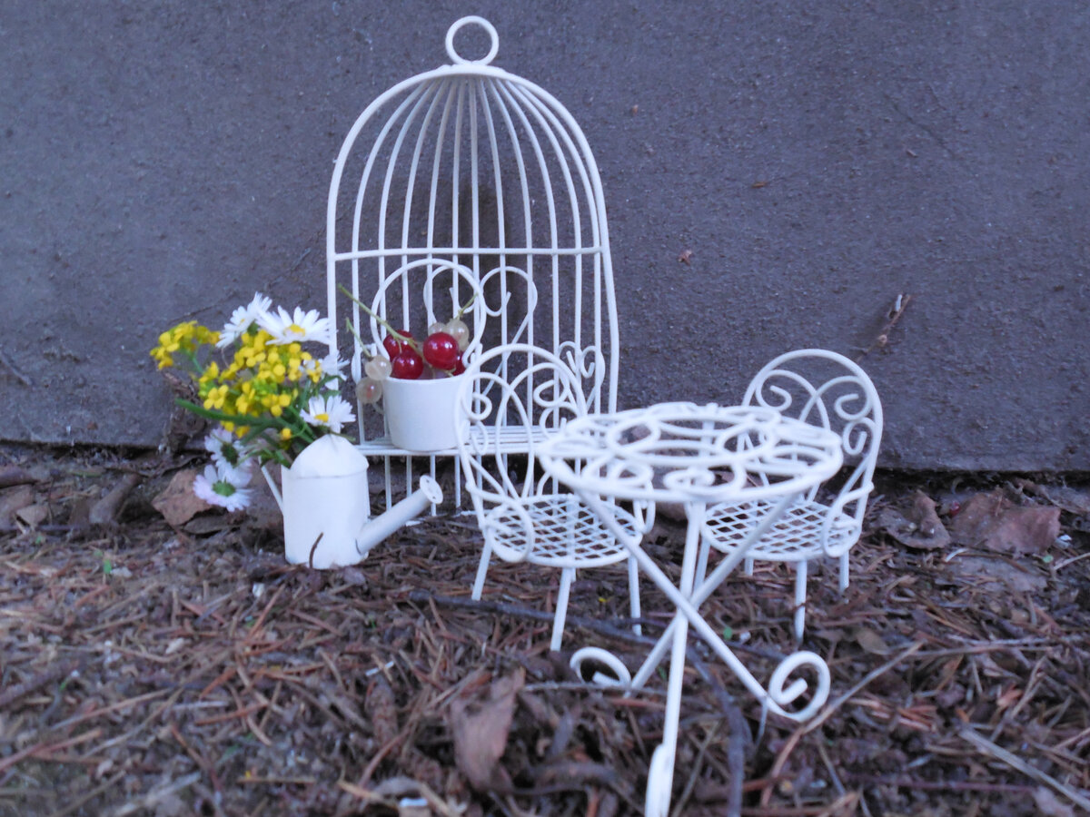 Мебель для сада может быть и такой. Маленькая, но красивая, для сада игрушечного