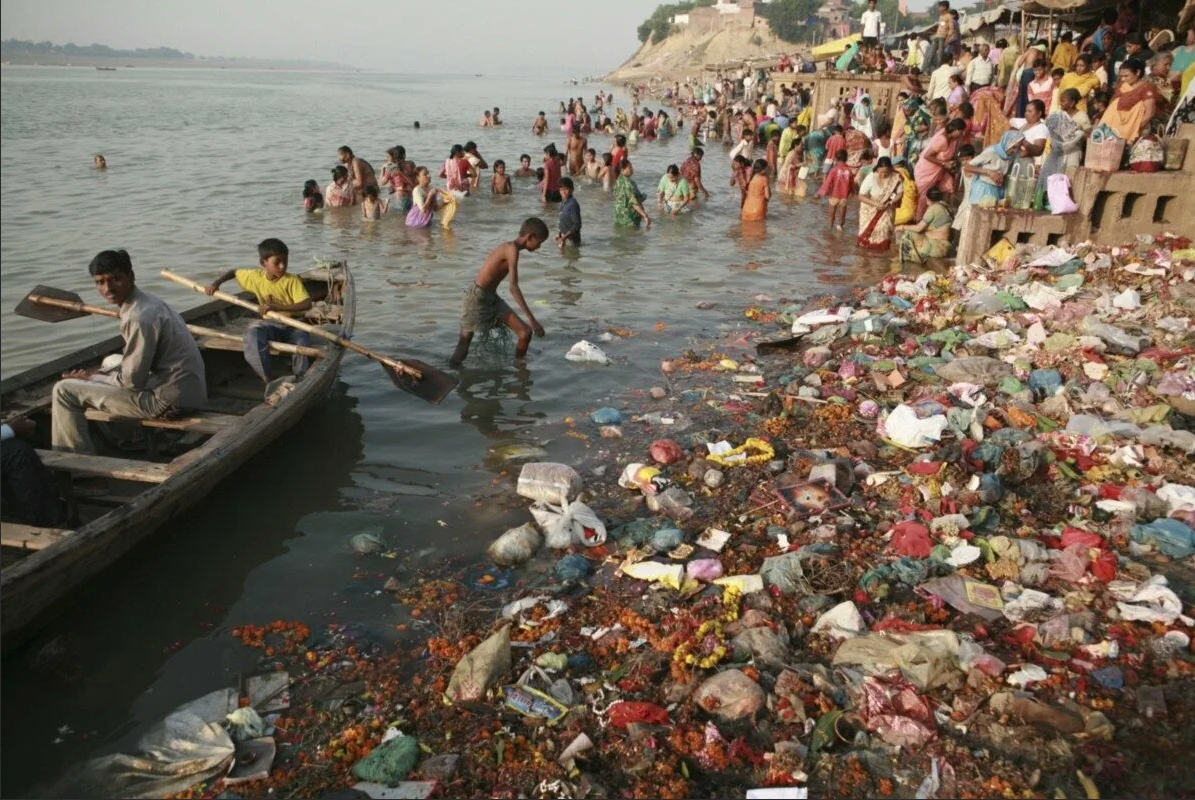 Река в Индии ганг самая грязная. Река ганг в Индии загрязнения. Ганг самая грязная река в мире. Река Ямуна в Индии.