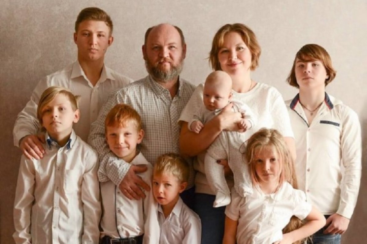    Многодетную семью из Тюмени наградили орденом "Родительская слава"