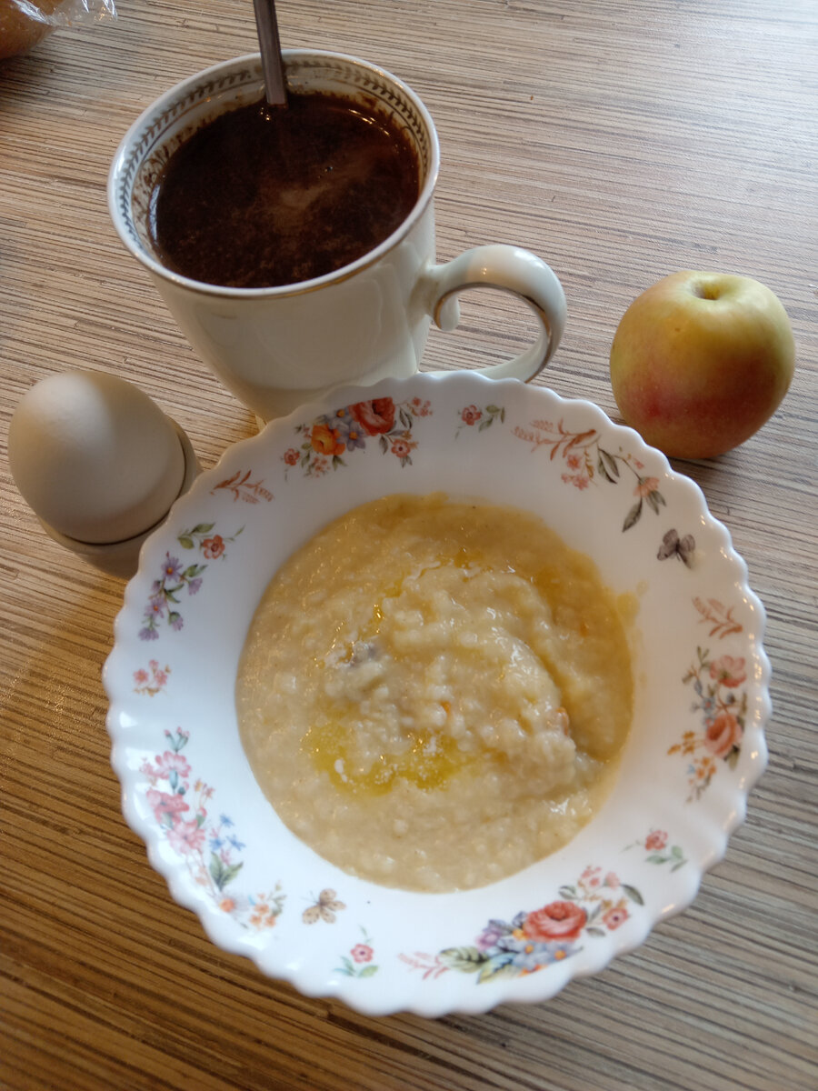 На завтрак пшенная каша с курагой и изюмом, яйцо и яблоко