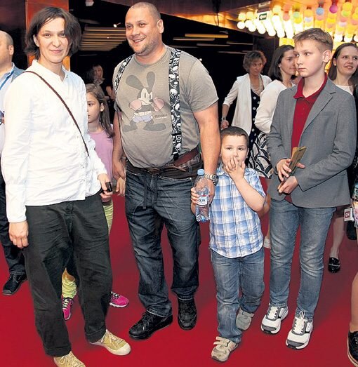 Олеся Железняк от своего роста имеет только бонусы. Например, в кино она попала благодаря длинным ногам и несколько нескладной внешности.
— Именно такая смешная дылда и тетеха нужна была Тиграну Кеосаяну на главную роль в «Ландыш серебристый». Он увидел меня в коридоре «Мосфильма» и тут же перестал искать героиню, — рассказала 42-летняя актриса. — И муж (с актером Спартаком Сумченко Олеся живет в браке 18 лет и растит четверых детей; рост Спартака — 185 см. — К. Б.) в первую очередь обратил внимание на мой рост. «Ты мне казалась существом с другой планеты, пришельцем — оторвать глаз было невозможно», — потом мне признавался.

Актриса с мужем и детьми — Агафьей, Прохором и Савелием
