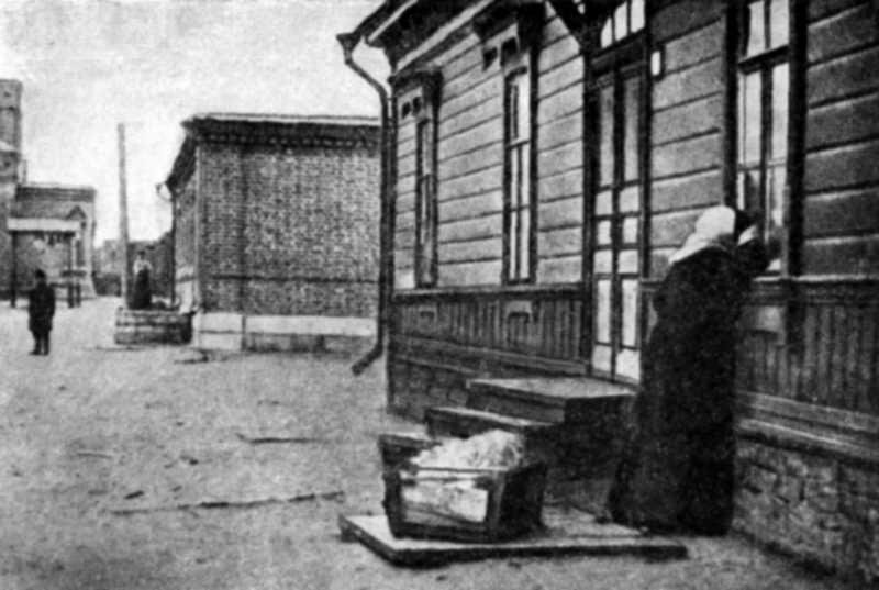  Софья Андреевна возле окна дома в Астапове, где умирает ее муж. Ее в дом не пускают
Фото:  из личного архива Павла Басинского