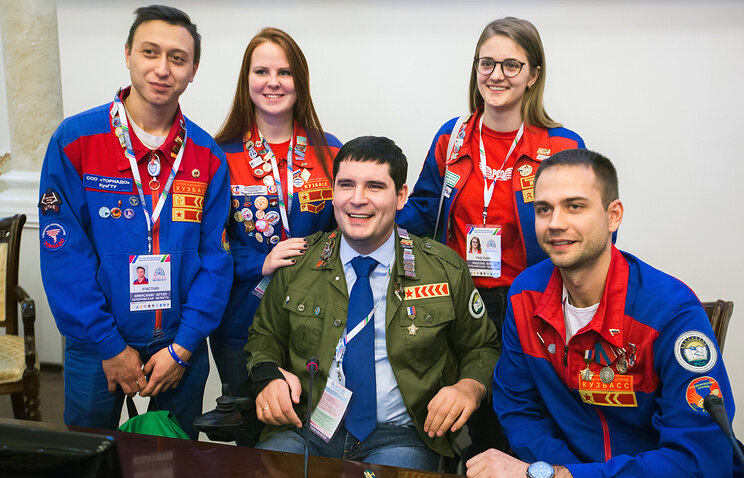 Командир Центрального штаба Российских студенческих отрядов Михаил Киселев (в центре) во время Всероссийского слета студенческих отрядов в Якутске © Пресс-служба Всероссийского слета студенческих отрядов