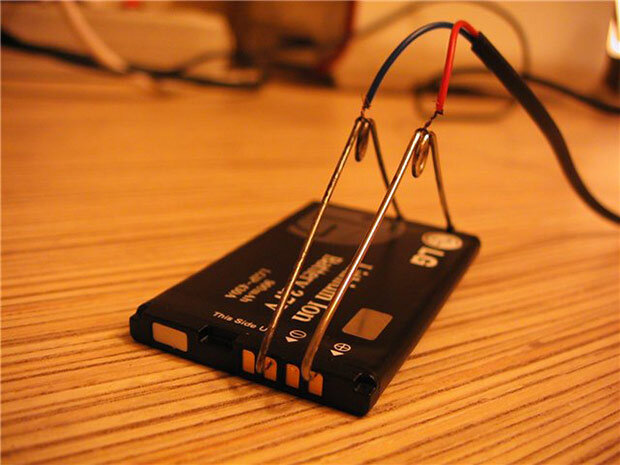 Многие пользователи оказываются в очень затруднительном положении, если выходит из строя зарядка их смартфона.