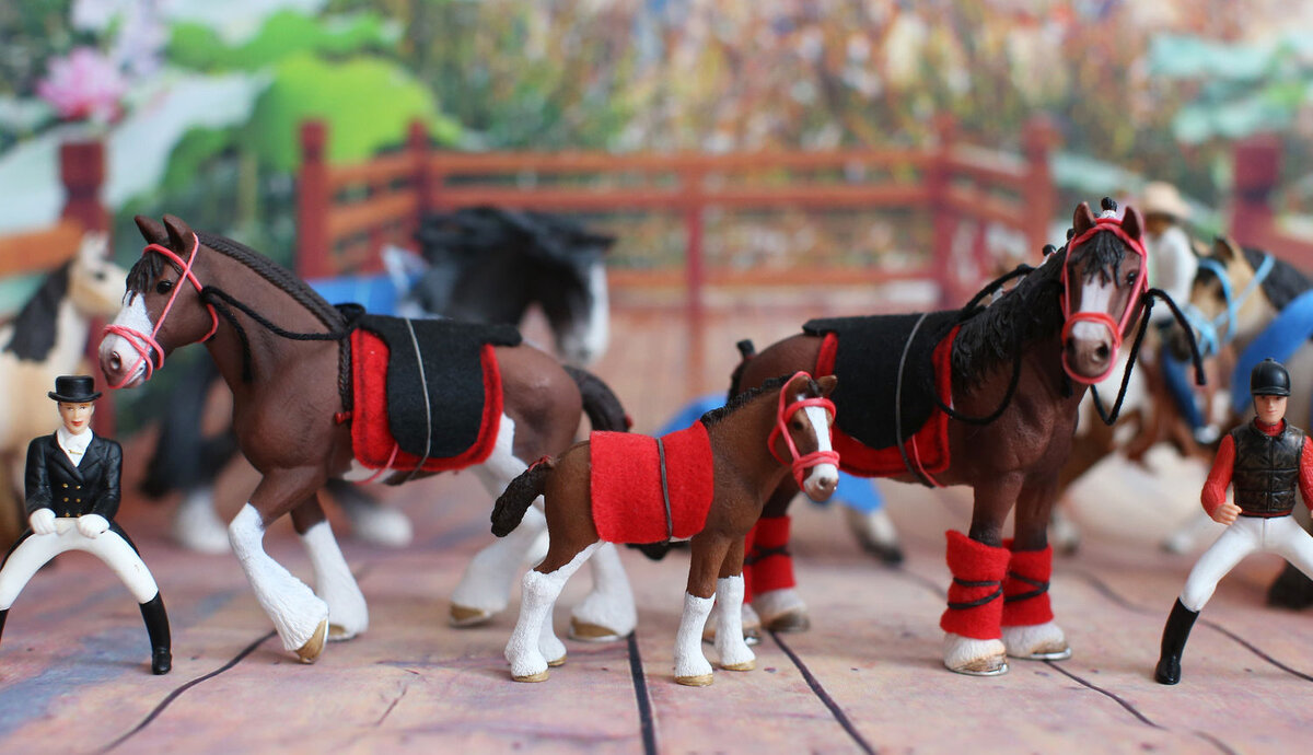 Спорт на игрушечных лошадях. Лошади тяжеловозы игрушки. Лошади шляйх фотосессия на природе. Шляйх большой турнир. Игрушки для лошадей в леваду.
