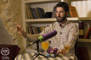 Д.Б.: А сверстники слушали?
А.М.: Да, выполняли мои поручения. Мои родители – географы, мой дед был начальником фотограмметрического отдела Гидропроекта (обрабатывал аэроснимки для составления рельефа местности). Таким образом, можно сказать, что профессия у меня наследственная, хотя и по другому направлению. Родители не хотели, чтобы я стал географом, хотя сами кандидаты географических наук, поэтому еще в 10 классе я ходил на курсы в Высшую школу экономики. По окончании школы поступал в Государственный Институт управления, а параллельно на факультет географии МГУ. После этого родители согласились с моим выбором, и я стал географом.