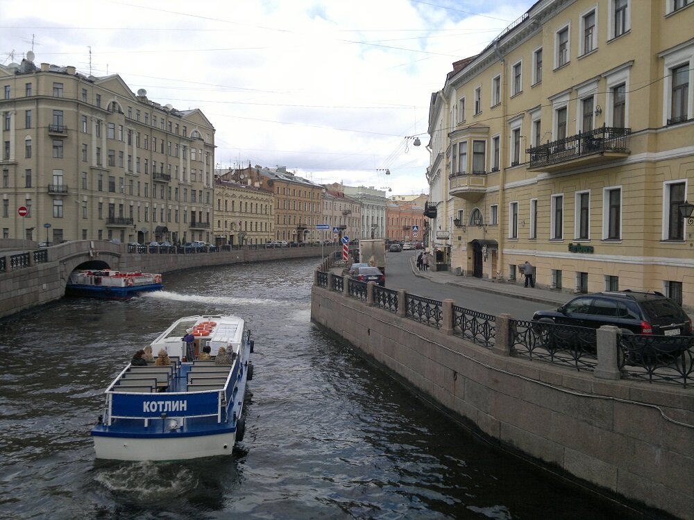Вид на Мойку с Певческого моста (дом Собчака — крайний слева).

