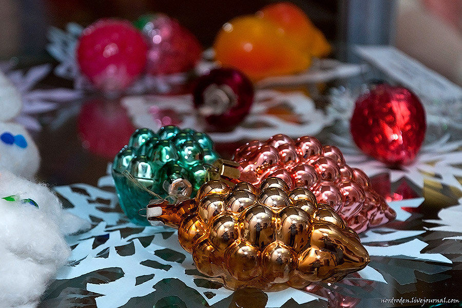 01. Игрушечка первая, изображает из себя виноградную гроздь. А что, виноград на ёлке, это даже как-то по Мичурински.

