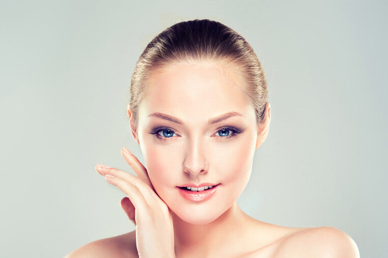 Газожидкостный пилинг - отличная альтернатива таким процедурам, как биоревитализация и мезотерапия. В отличие от них, во время пилинга ткани кожи насыщаются витаминами и противовоспалительными препаратами безинъекционным способом.