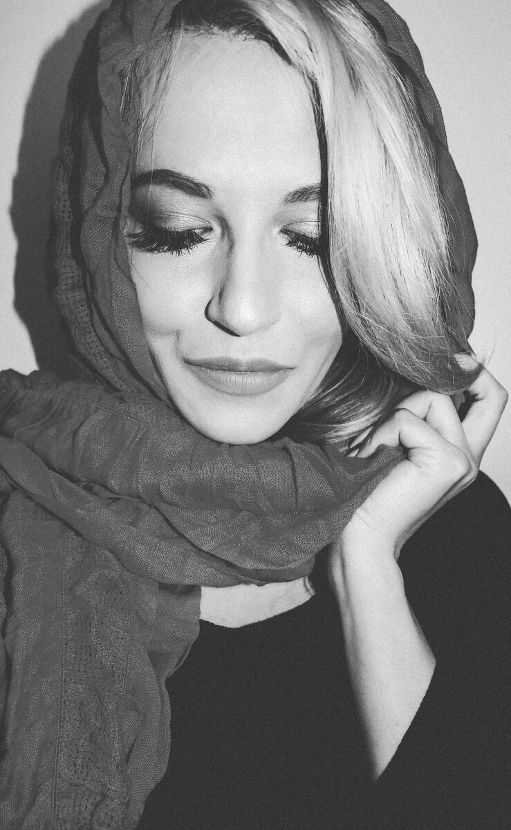 В последнее время стало так много работы, что не успеваю писать в блог. Но давно хотелось поговорить о гордыне. Это, так сказать, моё больное место. Всю жизнь от неё страдаю – и ровным счётом ничего не могу поделать. Гордыня и высокомерие прут из меня особенно тогда, когда на улице подходят знакомиться молодые люди. Я сначала отвергаю их с видом «да кто ты такой!», а потом сама жалею. Я-то уж точно никогда не смогла бы первой подойти, а каково им? Мне всегда стыдно после очередной вспышки «звезданутости», но в моменте я так и не научилась себя контролировать.  Нашла я некоторые советы, и честно пыталась их практиковать. Ничего не вышло. Сейчас приведу их и прокомментирую:
1.	Делать «грязную работу». Некоторые высокопрофессиональные врачи по вечерам выполняют в больнице функции младшего медперсонала, например, выносят за лежачими пациентами утки. Каждый человек имеет представление о том, какое занятие считается «унизительным», – именно с этого дела и следует начать искоренять гордыню. Выполнение «недостойной» работы здорово заземляет и снижает чувство собственной важности. (Итак, специально пришла в Храм и попросила работу. Мне дали именно что «грязную». Думаете, это может смирить? Нет, от этого начинаешь гордиться ещё больше, в стиле «какая я молодец»)
2.	Кланяться. Поклон – это не только условное выражение почтения к людям, но и древняя духовная практика. Кланяющийся человек подсознательно смиряет свой ум и признает других достойными уважения. В повседневной жизни можно просто представлять себе поклоны, никак не проявляя их внешне. Но оставшись наедине с собой рекомендуется совершать настоящее поклонение, объектом которого допустимо выбрать что угодно: как Бога, так и все человечество. Делая поклон, следует очищать свое сердце и избавляться от дурных мыслей. (Бессмысленно оказалось для меня. Я привыкла кланяться только в церкви. И именно там я и чувствую себя смиренной. Но точно не за пределами)
3.	Быть внимательным к говорящему. Умение не только слушать, но и слышать собеседника – великая наука. Нужно не просто воспринимать поток чьих-то слов, мысленно сразу от них изолируясь, но пытаться вникнуть в сказанное, испытывая при этом печаль или радость вместе с говорящим. Не следует спешить с ответами: они должны быть осмысленными, а не произнесенными из вежливости. (Здесь всё-таки важно, с кем ты говоришь. Не всех хочется и приятно слушать и слышать – ну, и разве такие рассуждения не есть сама гордыня?)
4.	Благодарить. Важно не только научиться говорить дежурное «спасибо», но начать испытывать истинную благодарность. Ведь ее заслуживает так много окружающих: начиная от кассиров в супермаркете и заканчивая близкими родственниками. Когда ум начнет воспринимать людей не только в качестве неких функциональных единиц, но и в виде достойных сопереживания личностей, это будет означать очередное поражение гордыни. (Я полностью согласна со словом «испытывать». В этом, видимо, вся фишка)
5.	Принимать других людей. Любому человеку присущи некие особенности, раздражающие или не нравящиеся остальным. С этим нужно просто смириться. Не существует никаких способов переделать человека по своему усмотрению: каждый имеет право жить, как хочет. Поэтому следует отключить у себя функцию «осудить немедленно» и просто воспринимать людей такими, какие они есть. (Вот, здесь ни убавить, не прибавить. Любите людей и принимайте их такими, какие они есть. Мы не можем никого изменить, но, поменяв своё отношение к тем, кто нас раздражает, мы приблизим их к себе)
Что же касается гордости, то без неё жить нельзя. Меня всегда учили, что гордость – со знаком «плюс». Это чувство, которое помогает тебе не унижаться и не унижать. Верить в себя и видеть свои достоинства и недостатки, оставаясь при этом доброжелательным человеком. И гордость никого не ранит, но при этом помогает защитить от тех, кто стремится вольно или невольно нанести раны нам.


