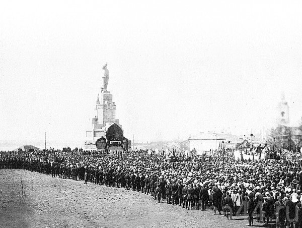 Вот так фото демонстрации 1 мая выглядит в оригинале.