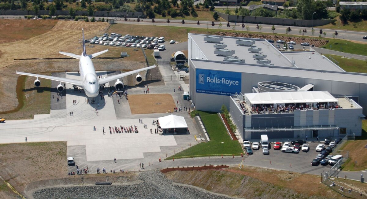 Boeing 747-267B "летающая лаборатория" Rolls-Royce; на месте второго двигателя виден проходящий испытания Trent 1000 - заметно большего диаметра, чем остальные три RB211