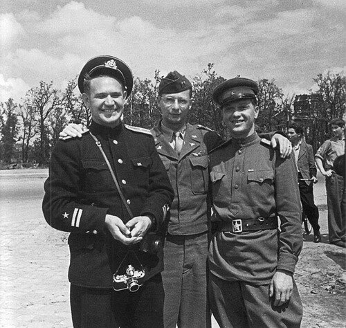 Советские военные фотокорреспонденты Евгений Халдей и Анатолий Архипов (справа) с капитаном армии США в Берлине