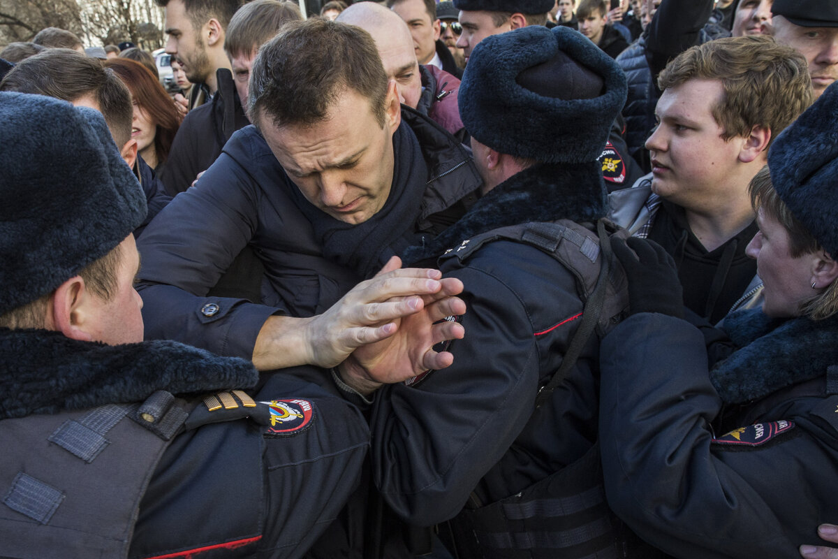 Публичные нарушения. Алексей Навальный митинг. Алексей Навальный задержание. Алексей Навальный на протестах. Алексей Навальный полиция.