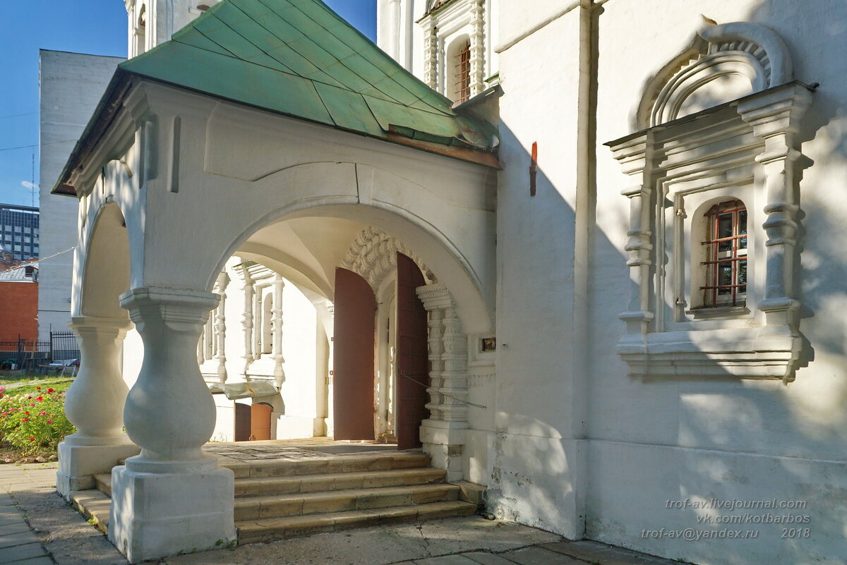 Крыльцо и западный портал церкви