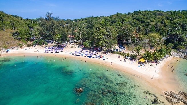 Пляж Найхарн Пхукет (Naiharn или Nai Harn Beach Phuket), расположен практически на самом юге острова в связи с чем обусловлено спокойное времяпровождение отдыхающих в его окрестностях. Вся ночная тусовка осталась где-то там, на Патонге и частично на Кароне с Катой, а тут море, пальмы, ленивый отдых.