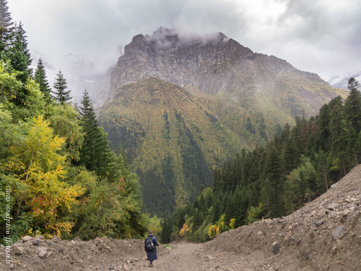 1. Поджаривать нас начало на последних ста метрах по прямой. Или варить в собственном соку. Сложно сказать точнее. Но после суток непрекращающегося дождя погреться хочется до одури. Стоп машина. Привал на. Всем загорать и пить чай из местных трав. И смотреть по сторонам.