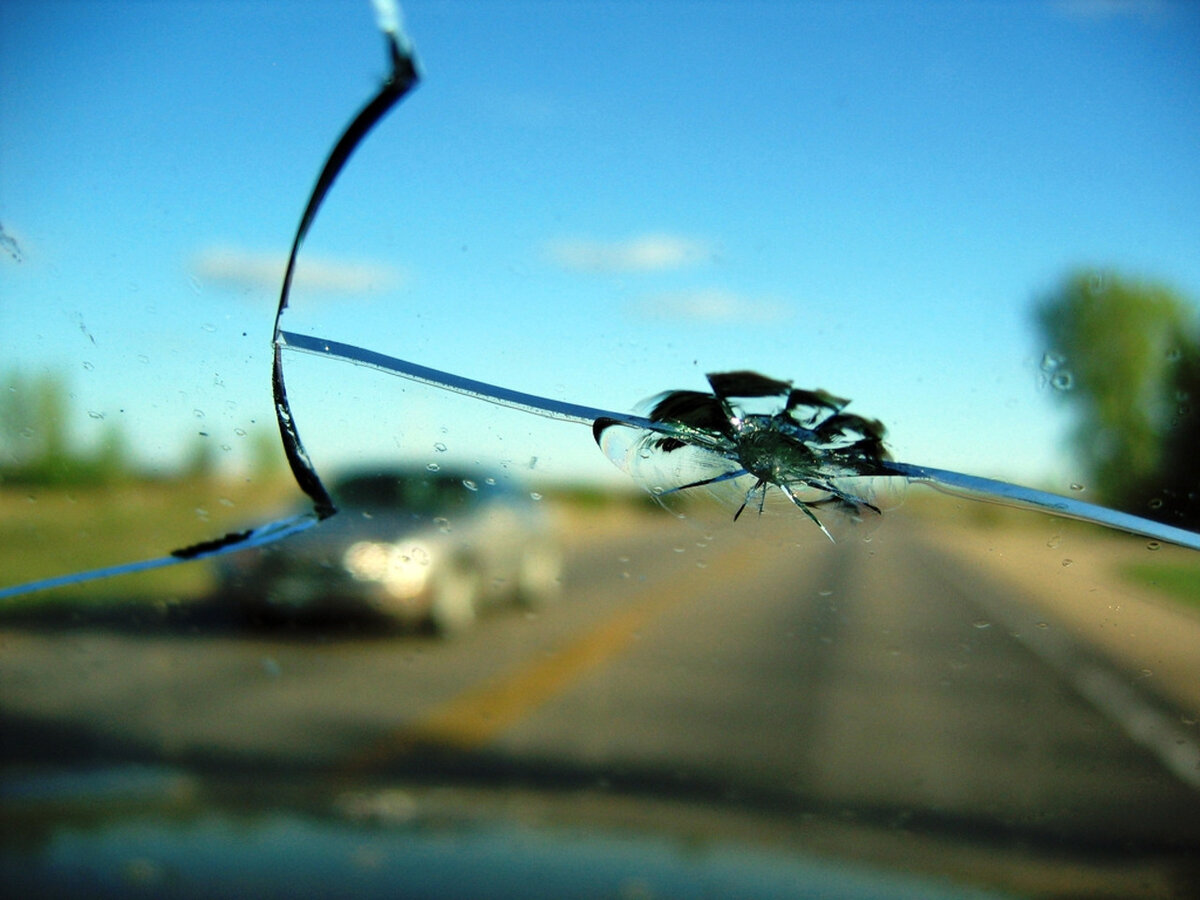 Трещина на лобовом стекле на машине