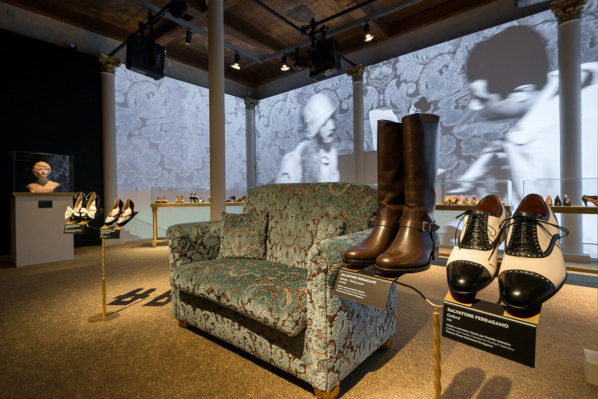 «передо мной поставили пару ковбойских сапог. я никогда раньше не видел ковбойских сапог и вертел их так и эдак <...> а потом стал говорить, обращая внимания на детали, и о том, что можно улучшить. альфонсо переводил. когда он закончил перевод, директор по костюмам взорвался – оказывается, у него давно были проблемы с поставщиком ковбойских сапог: «если ты сделаешь сапоги лучше, чем они, я отдам тебе весь бизнес, который у меня есть»
