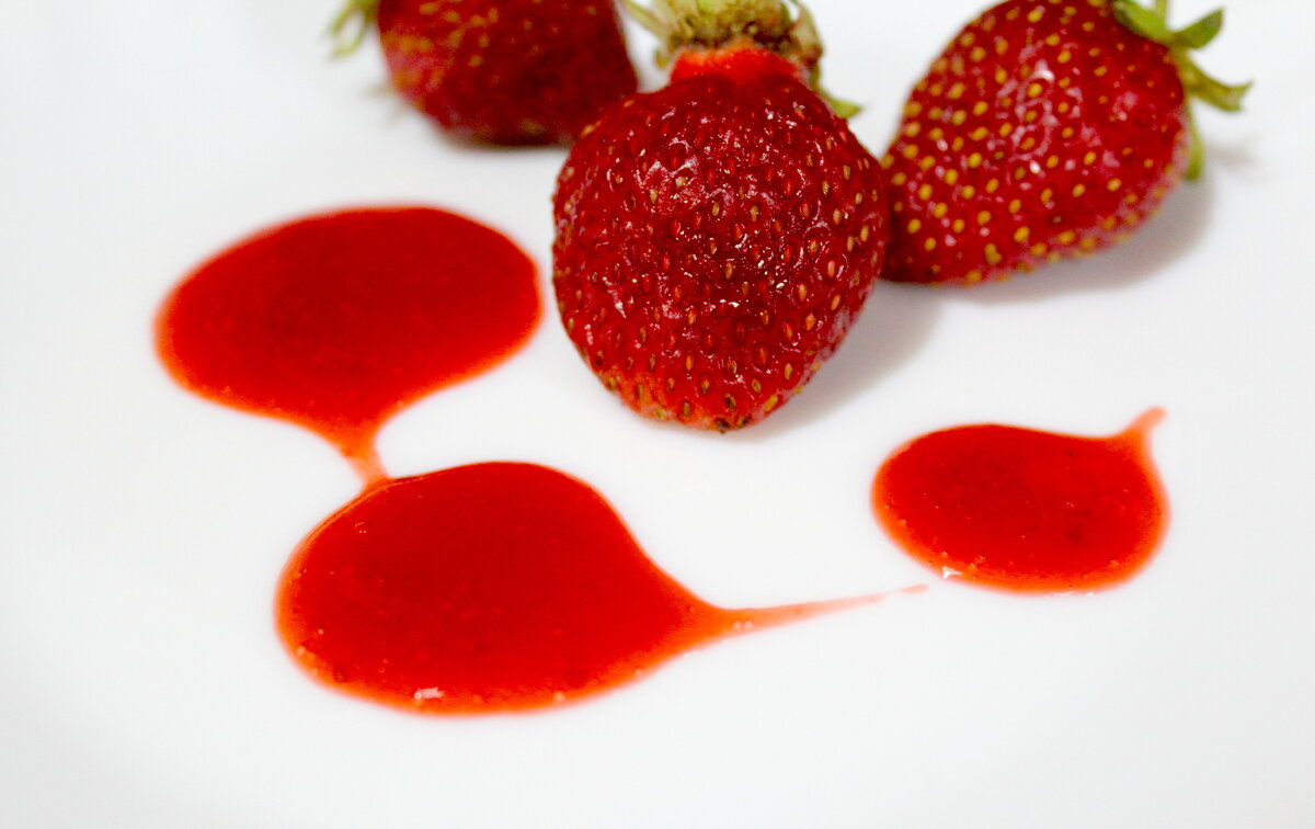 Нежный соус с чистым вкусом ягоды идеально подойдет к блинчикам, панкейкам, панна-котте и прочим десертам