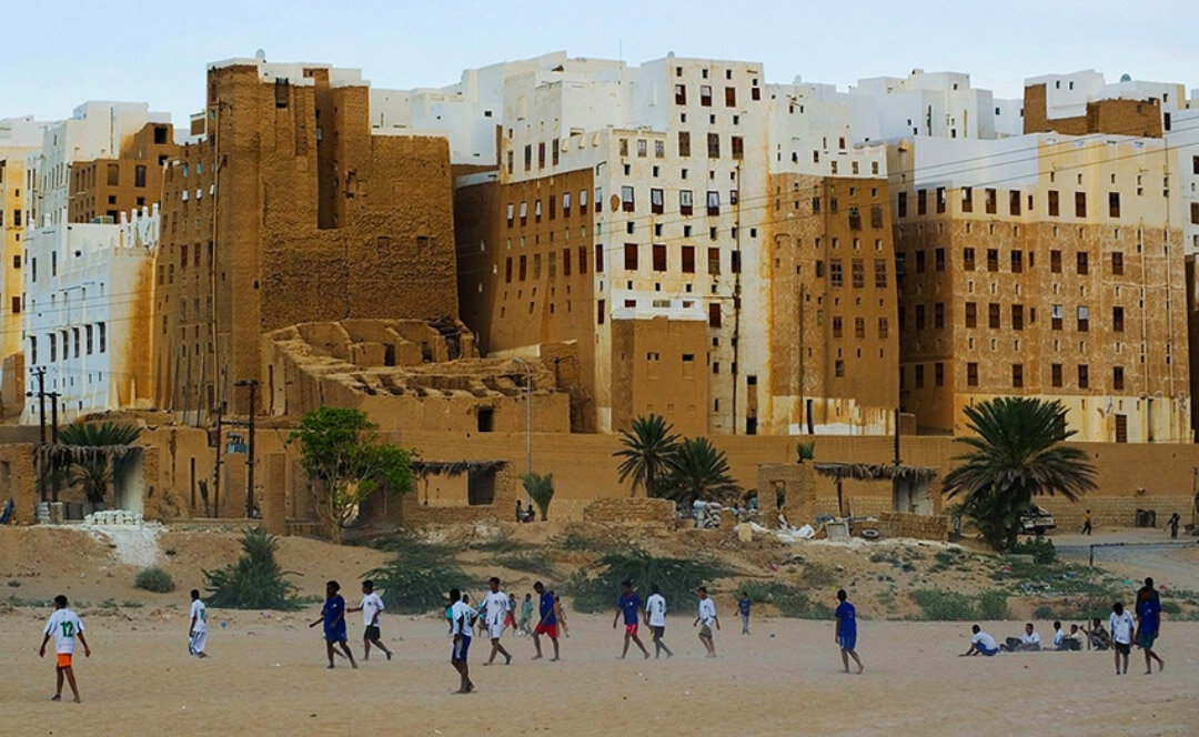 Строительство городов из глины какая страна. Шибам Хадрамаут Йемен. Шибам город глиняных небоскребов. Шибам Хадрамаут, город в Йемене. Глиняные небоскребы Шибама, Йемен.