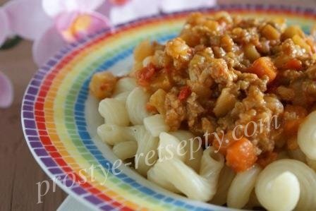 За красивым названием «болоньезе» прячется не менее красивое и вкусное блюдо. Болоньезе можно считать соусом, можно относится к нему как к рагу, а на самом деле это нечто среднее – мясной фарш, протушенный с овощами до состояния густой подливы. Сегодня представляем соус болоньезе, рецепт с фото простой, в домашних условиях. В классическом варианте болоньезе овощи представлены только луком, морковкой и иногда сельдереем, но мы приготовим его с добавлением замороженной овощной смеси с цветной капустой, болгарским перцем, морковью и стручковой фасолью. 
• мясной фарш (свинина, говядина или их смесь) – 200 г
• лук репчатый – 1 шт.
• овощная смесь – 100 г
• томатный сок – 150 г
• чеснок – 1 зубчик
• растительное масло – 2 ст. л.
• сливочное масло – 1 ст. л.
• соль
продукты

Приготовление:

Обжариваем мясной фарш на растительном масле, старательно разминая его вилкой, чтобы не было крупных комочков. Добавляем нарезанный лук и толченый чеснок, обжариваем вместе с мясом.
обжарить фарш

Выкладываем к мясу овощную смесь, солим, заливаем содержимое сковородки двумя стаканами воды и тушим на маленьком огне, пока жидкость не испарится.
добавить овощи

Затем добавляем томатный сок и сливочное масло, тушим еще 10-15 минут, пока соус не станет густым.
соус болоньезе

Наш соус болоньезе, приготовленный нами в домашних условиях, простой и вкусный, готов, можно угощаться!