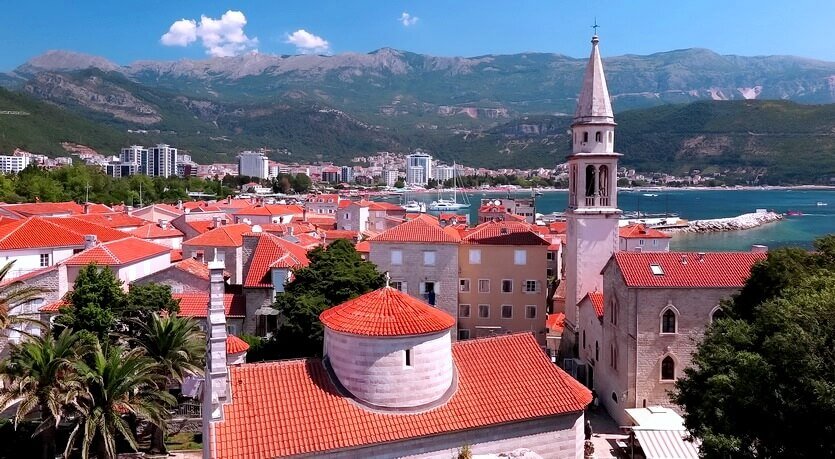 Черногория – страна, собравшая в себе весь балканский колорит, любовь к итальянской кухне, европейские стандарты и даже частичку турецких традиций.