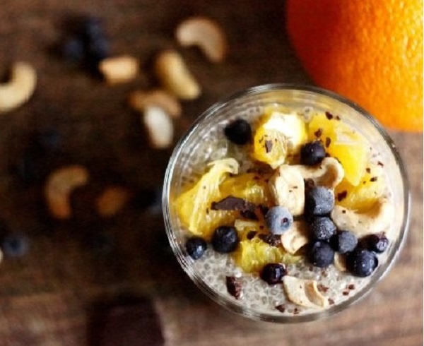 ~1 стакан растительного молока(на выбор)
~1/2 стакана апельсинового сока
~цедра 1 апельсина
~2 столовые ложки меда(можно кленовый сироп)
~1/4 стакана семян чиа
~орехи,кокосовая стружка,любые замороженные ягоды,апельсин для украшения