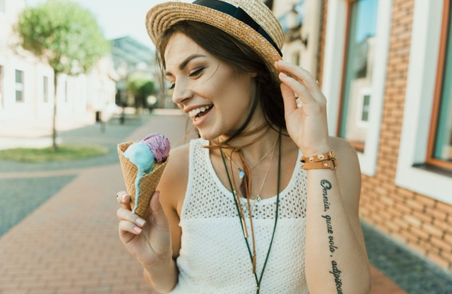 Девушка с мороженным