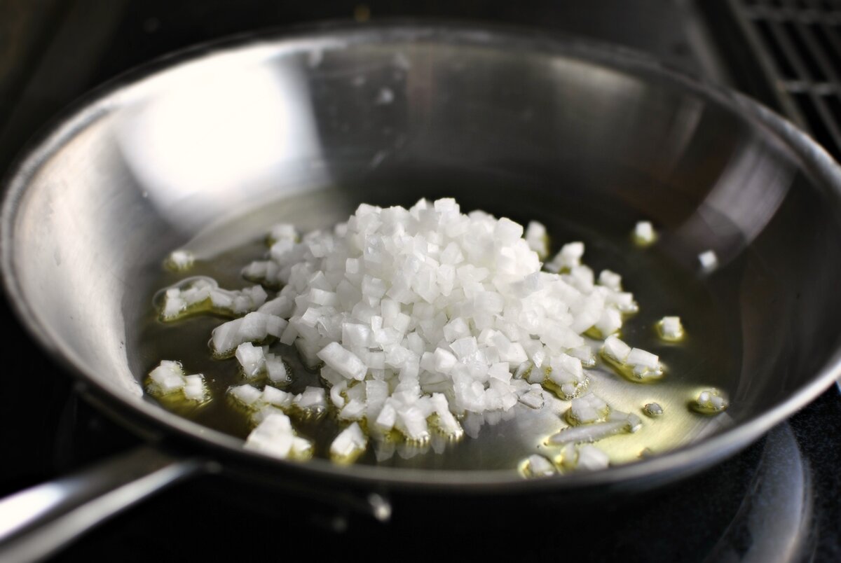 Разогрейте сковороду на среднем огне, и отправьте в неё нарубленный лук. 