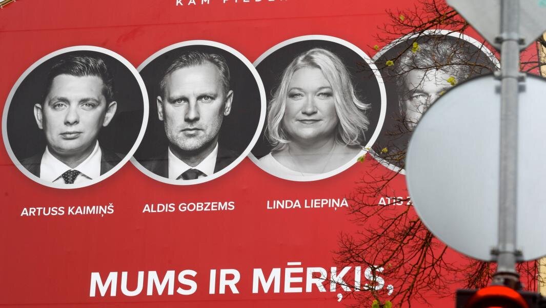 Предвыборный плакат на стене дома в Риге. Фото: REUTERS/Ints Kalnins