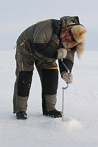 Зимняя рыбалка – довольно серьезное испытание даже для опытных любителей, которым обычно не страшна непогода и осадки. Снасти здесь зачастую отходят на второй план, а на первый выходит необходимость в комфортной, теплой и удобной одежде, которая могла бы хорошо сопротивляться холоду. Экипировка обычно включает в себя зимний костюм, куда входит куртка, хорошо утепленный комбинезон, при производстве которого использовались только самые современные технологии.Сегодня выпуском такой продукции занимается большое количество компаний, каждая из которых стремится выпустить на рынок что-нибудь оригинальное, чтобы обойти конкурентов. В этом рейтинге топ-10 мы постарались собрать лучшие костюмы для зимней рыбной ловли. При формировании рейтинга мы учитывали целый ряд параметров: 
    Качество материалов, из которых сделан костюм;
    Качество пошива;
    То, насколько хорошо соответствует костюм заявленным характеристикам;
    Стоимость;
    Модельный ряд.

Кроме того, мы учитывали отзывы пользователей, которые уже успели приобрести такие костюмы и решили высказаться относительно их качества.